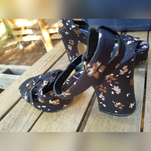 Size 7.5 High Heel Shoes Nine West Cherry Blossom Blacks Straps Buckles Ladies - Picture 7 of 11